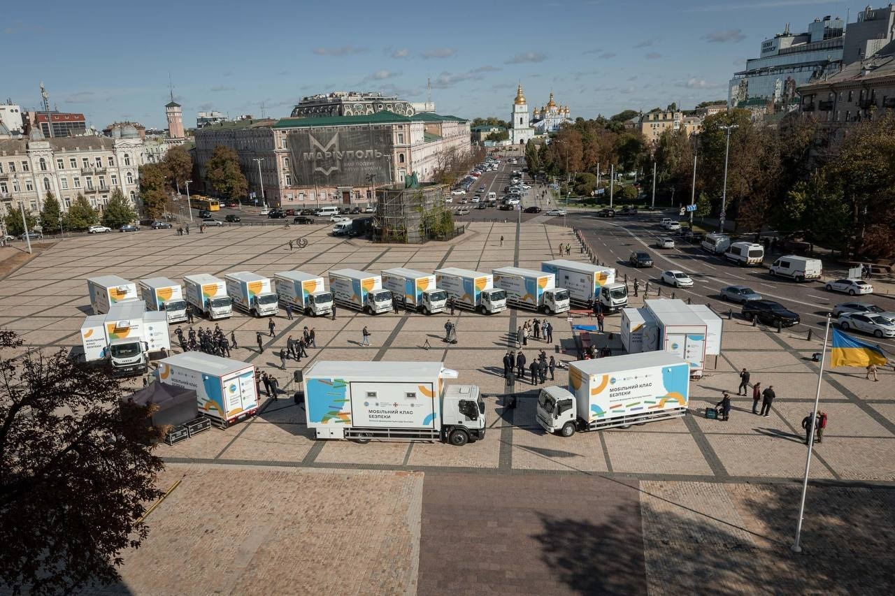 15 мобільних класів безпеки - у 10 регіонах україни: unicef урочисто передали міністерству внутрішніх справ україни сертифікати