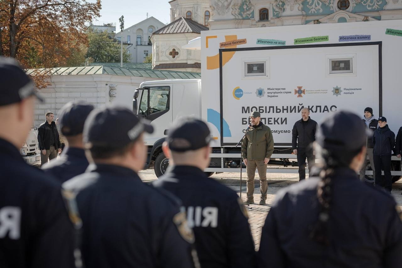 15 мобільних класів безпеки - у 10 регіонах україни: unicef урочисто передали міністерству внутрішніх справ україни сертифікати