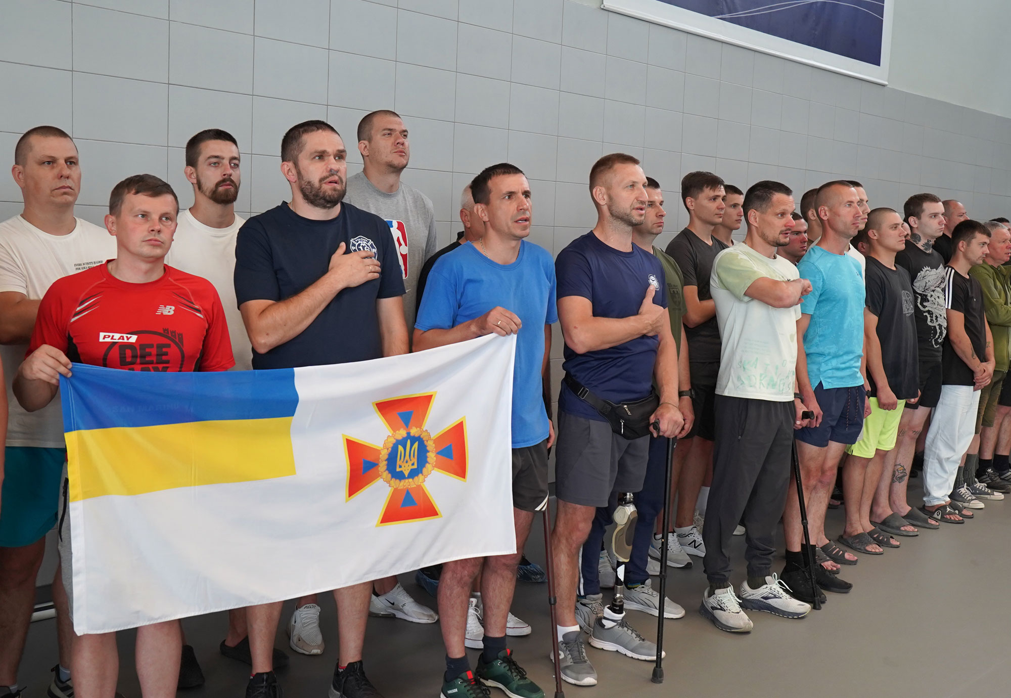 Учасники співають гімн України