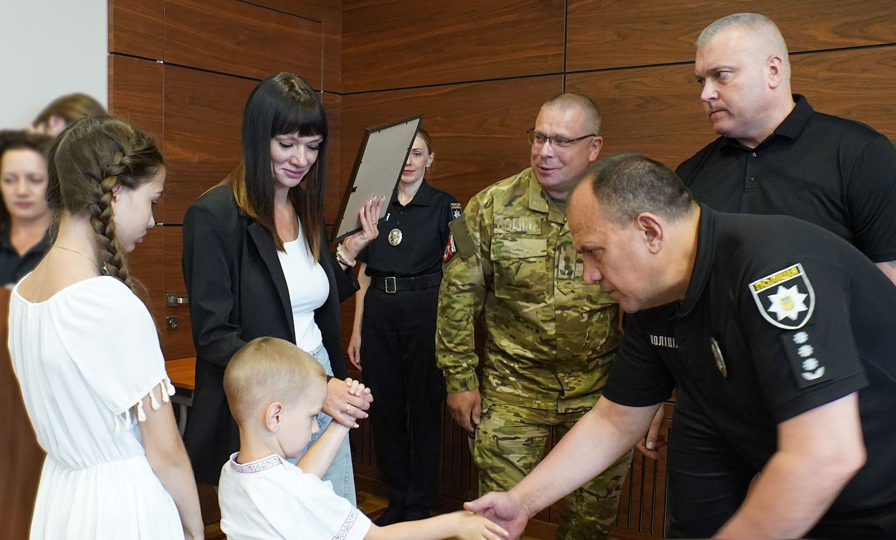 Євген Рогачов вручає нагороду Катерині Багрінцевій