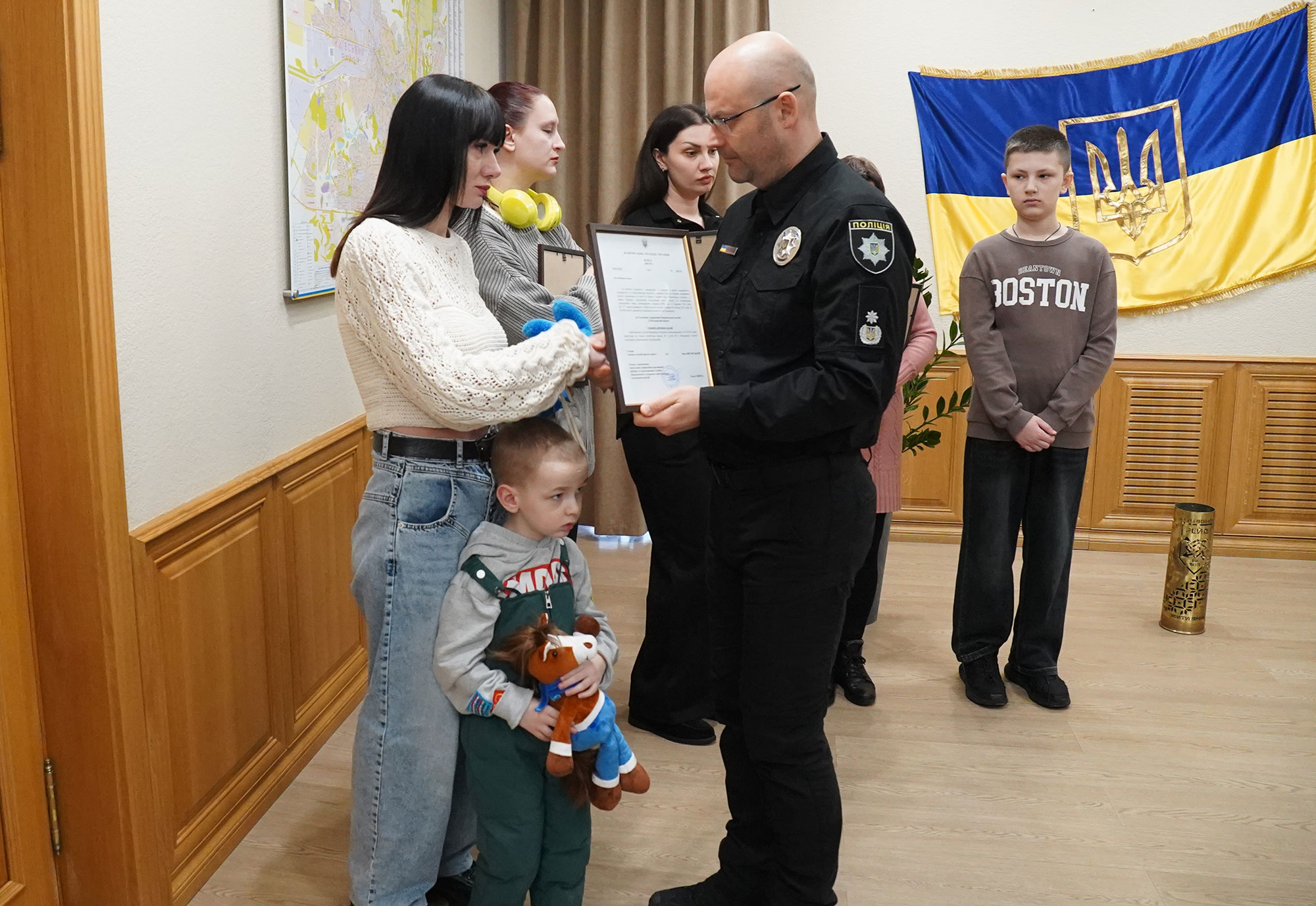 Євген Рогачов вручає нагороду Катерині Багрінцевій