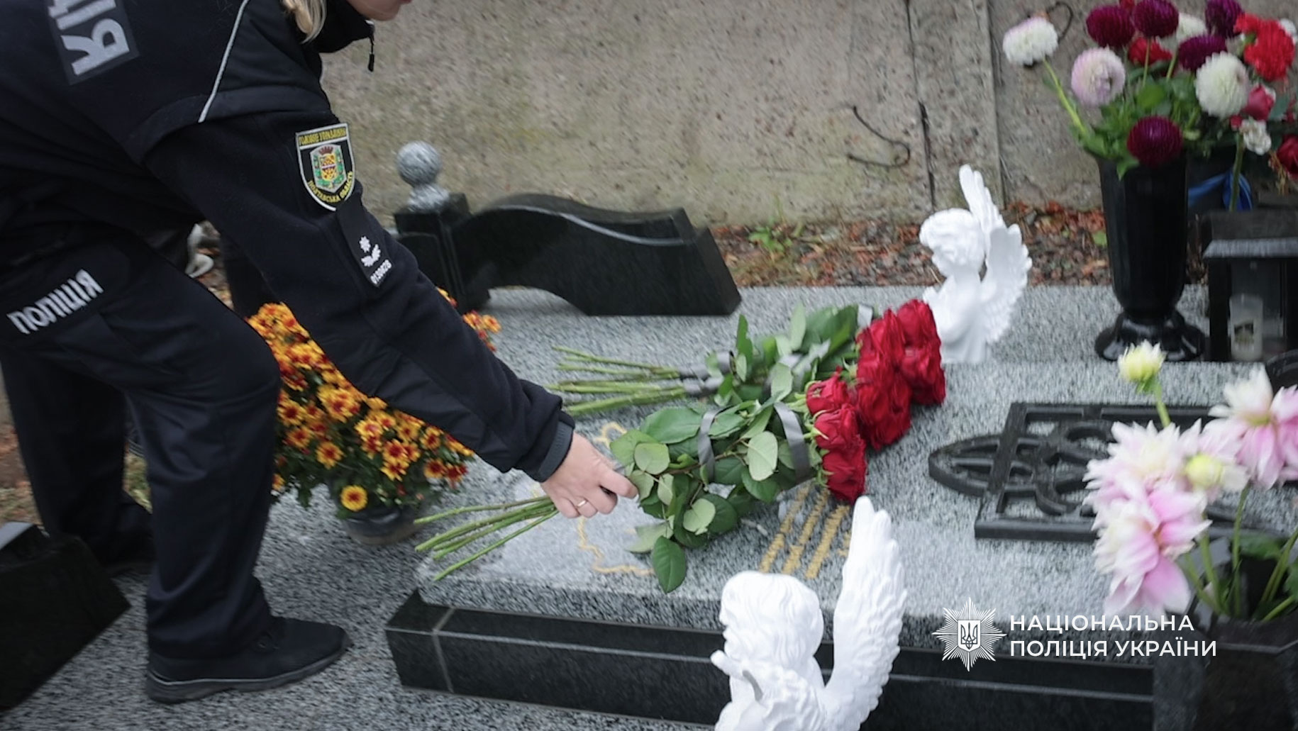 колеги поклали квіти до могили
