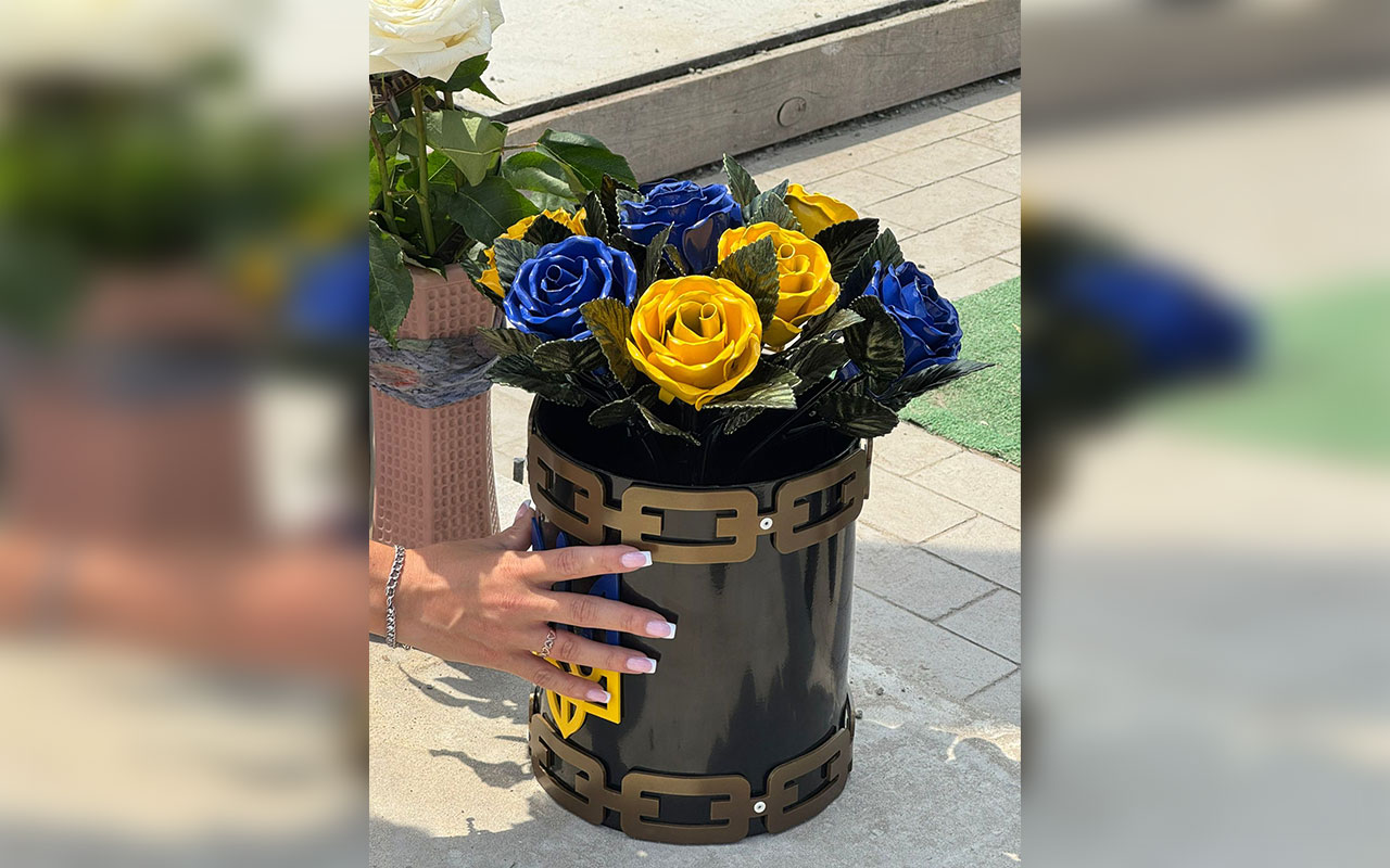 Квіти на меморіалі