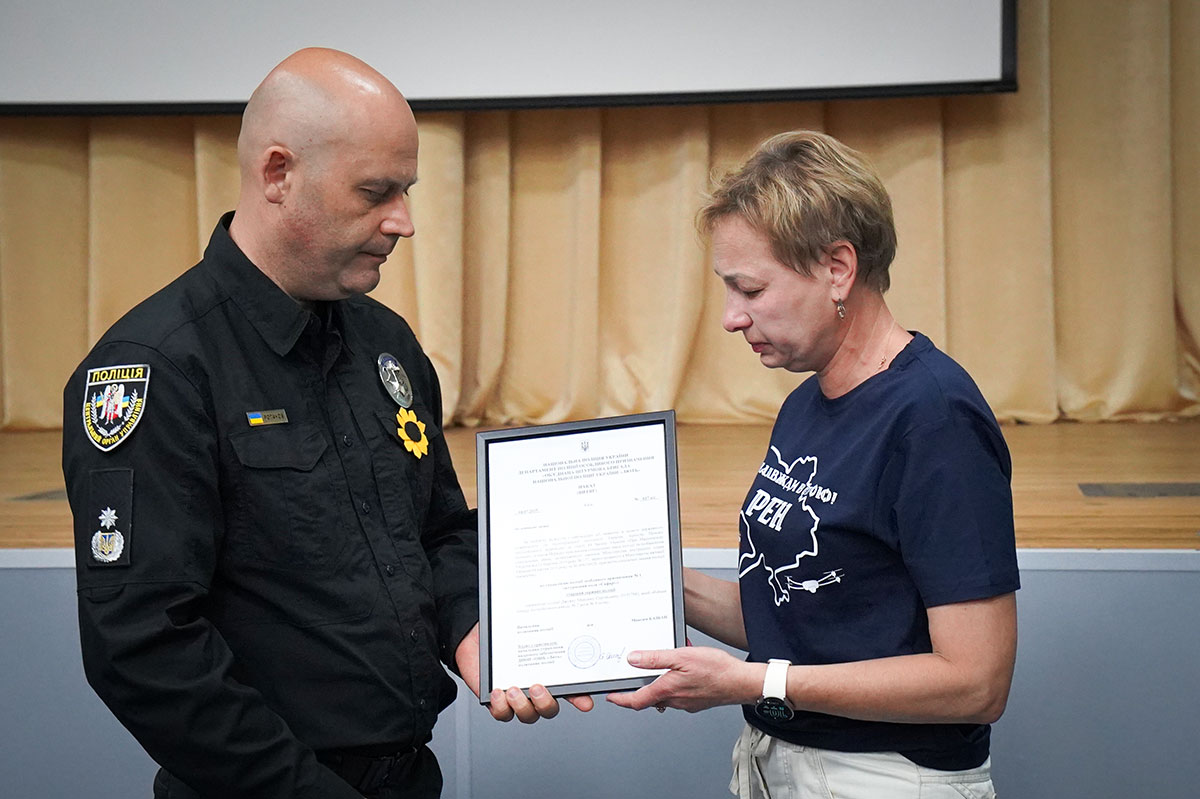 Олена Джуян отримує нагороду за сина