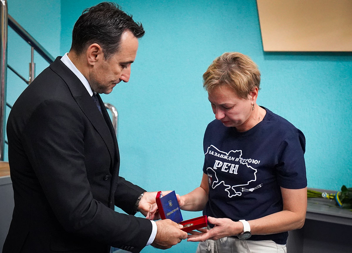 Олена Джуян отримує нагороду за сина