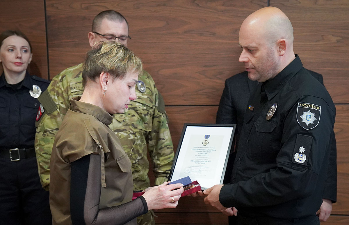 Олена Джуян отримує нагороду за сина