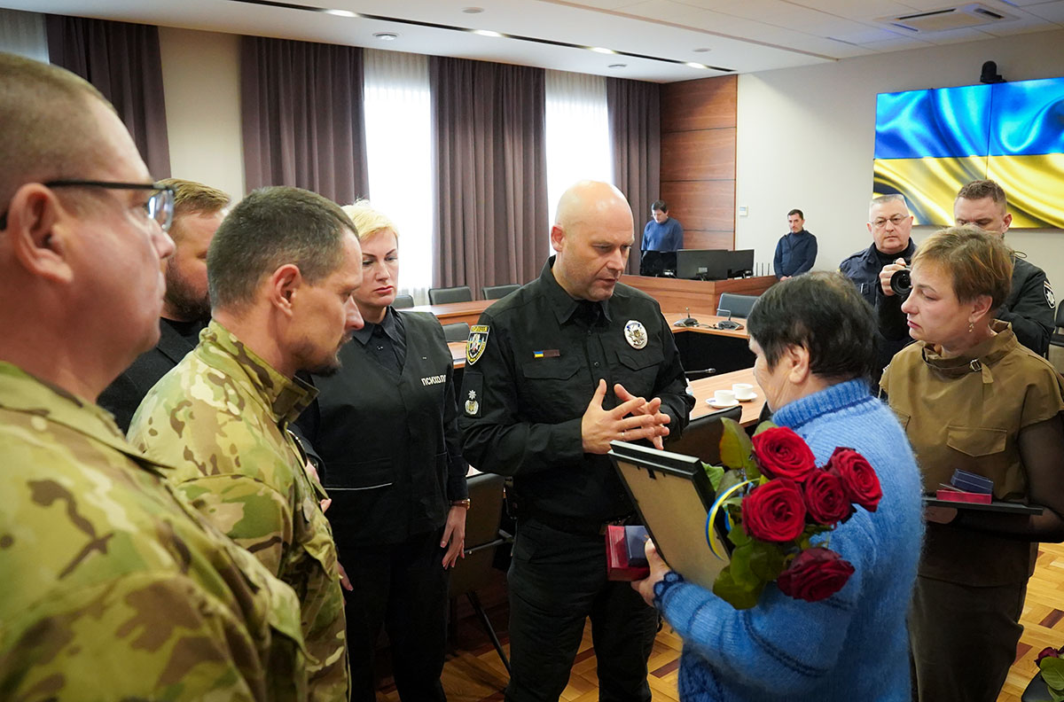 Євген Рогачов спілкується з матерями загиблих бійців