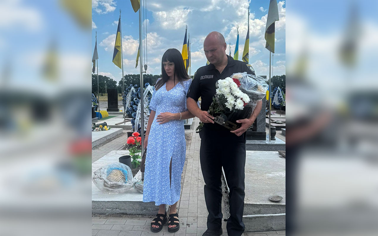 Катерина Багрінцева біля могили чоловіка