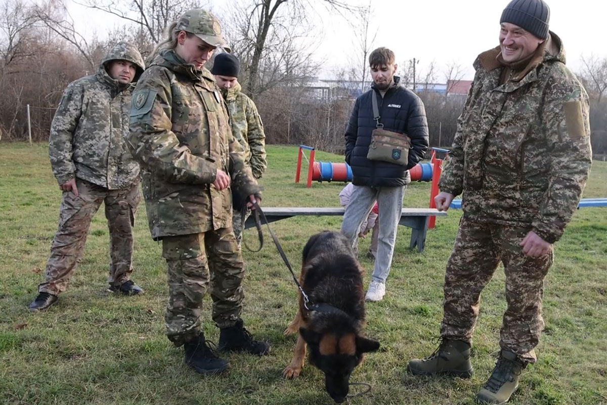 Прикордонники на каністерапії у кінологів поліції