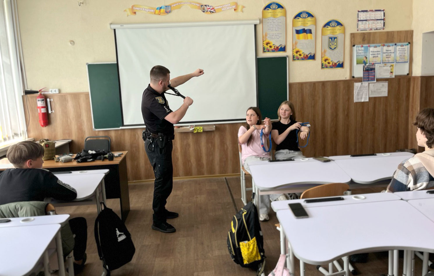 Владислав Кравчина спілкується з дітьми