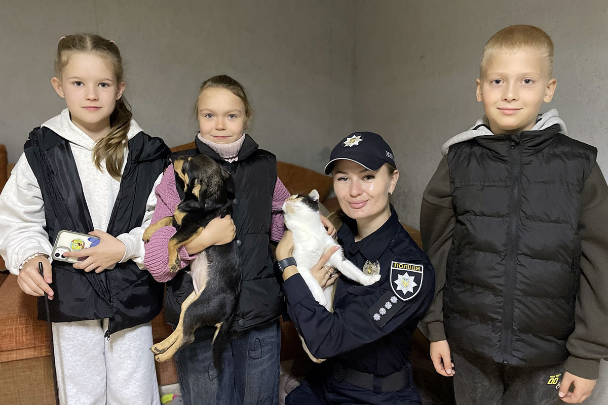 Поліцейські та діти відвідали притулок для собак