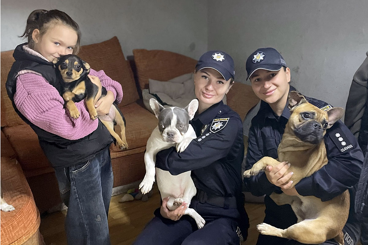 Поліцейські та діти відвідали притулок для собак