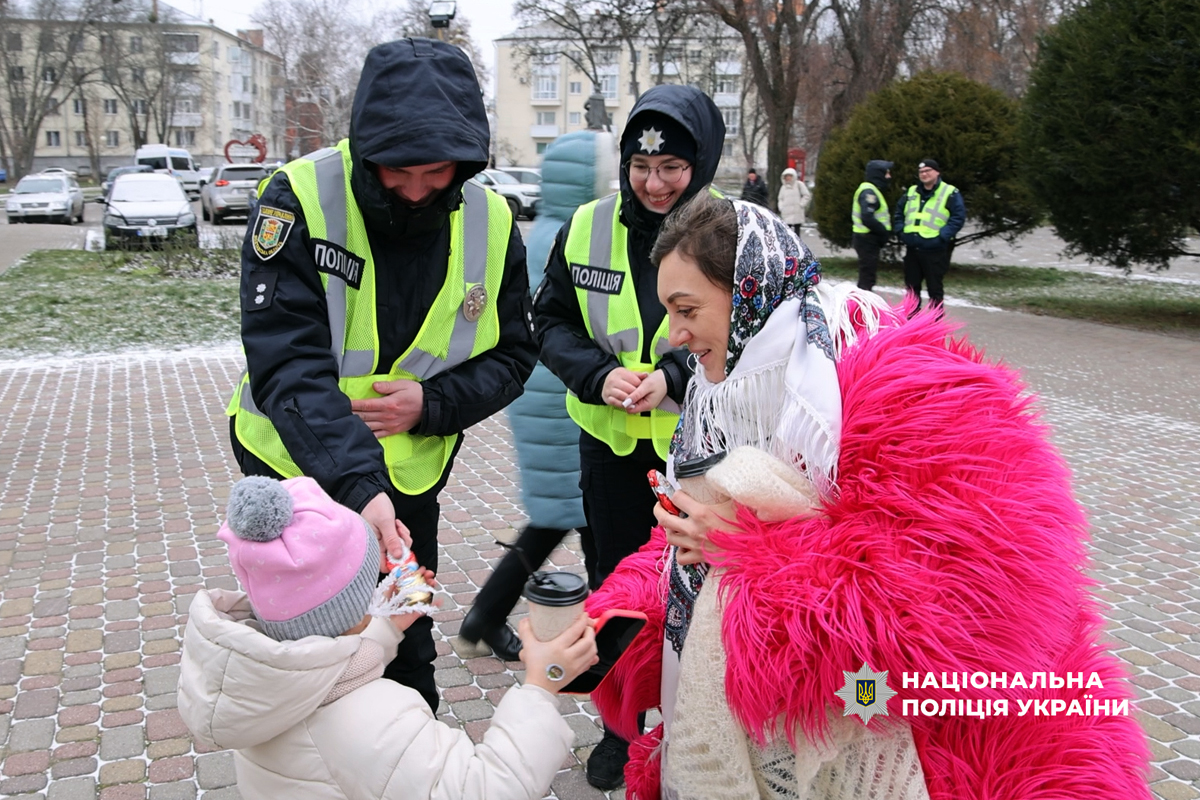 поліція спілкується з дітьми