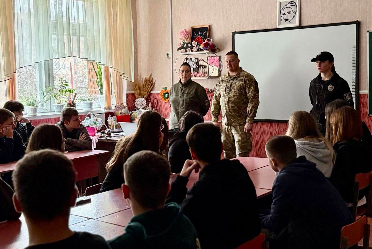 Урок для дітей за участі військових та поліції