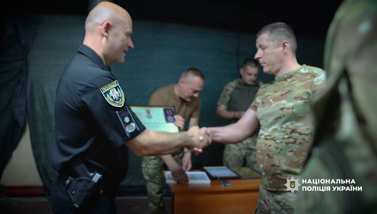 Євген Рогачов тисне руку бійцю