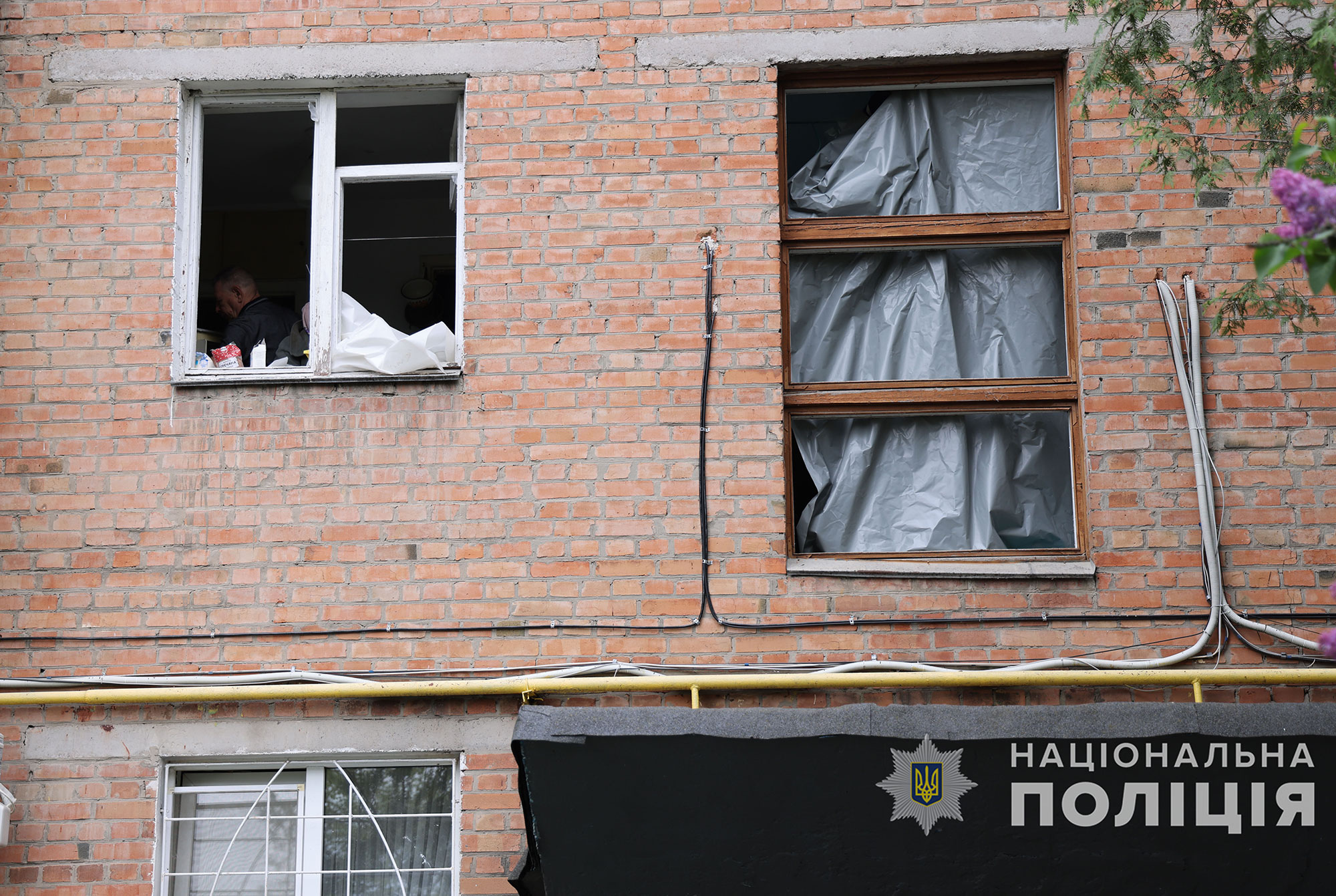 Поліцейський працює на місці події
