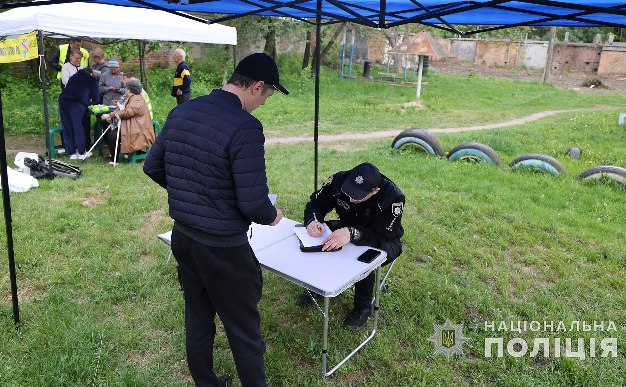 Поліцейський працює на місці події