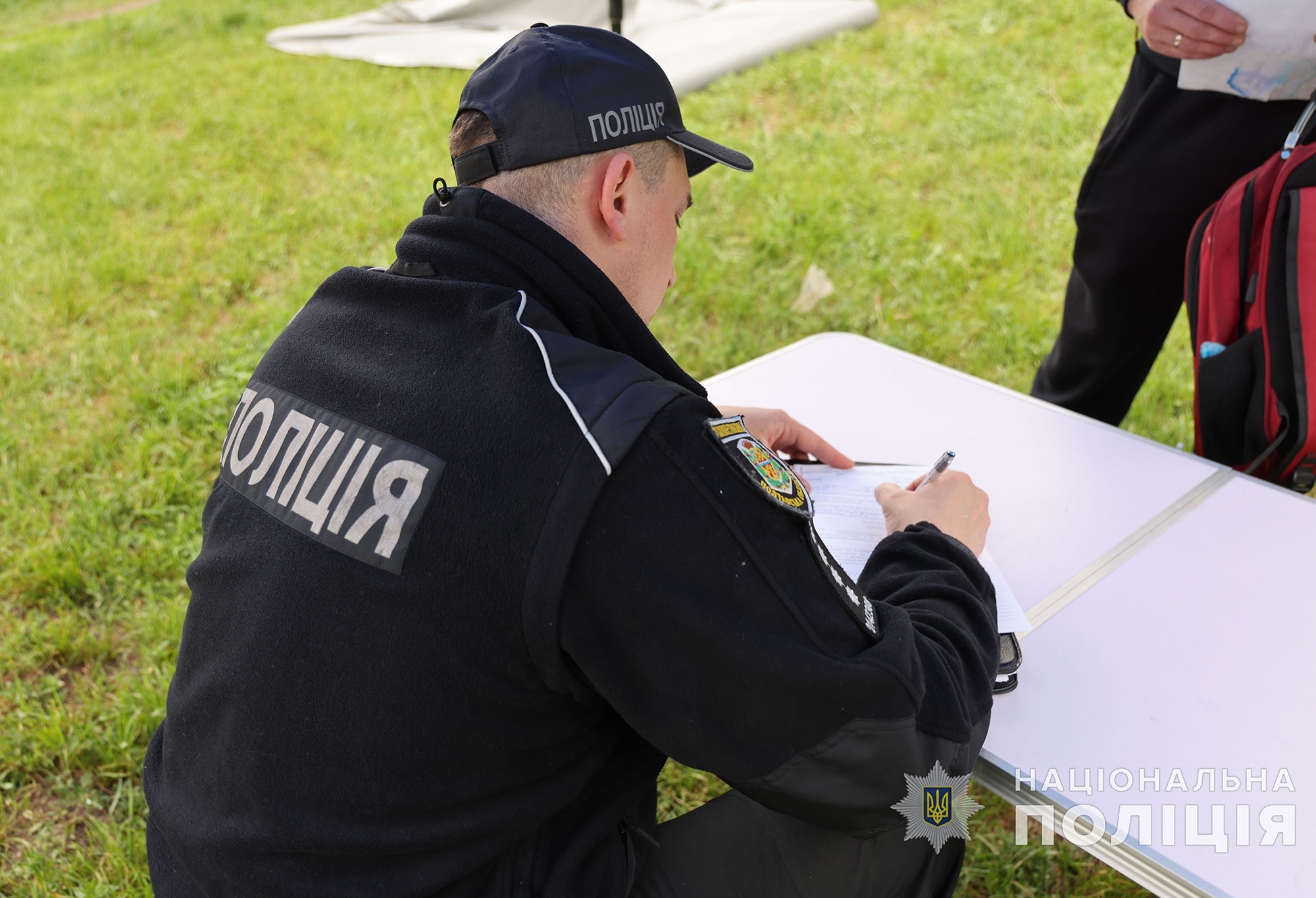 Поліцейський працює на місці події