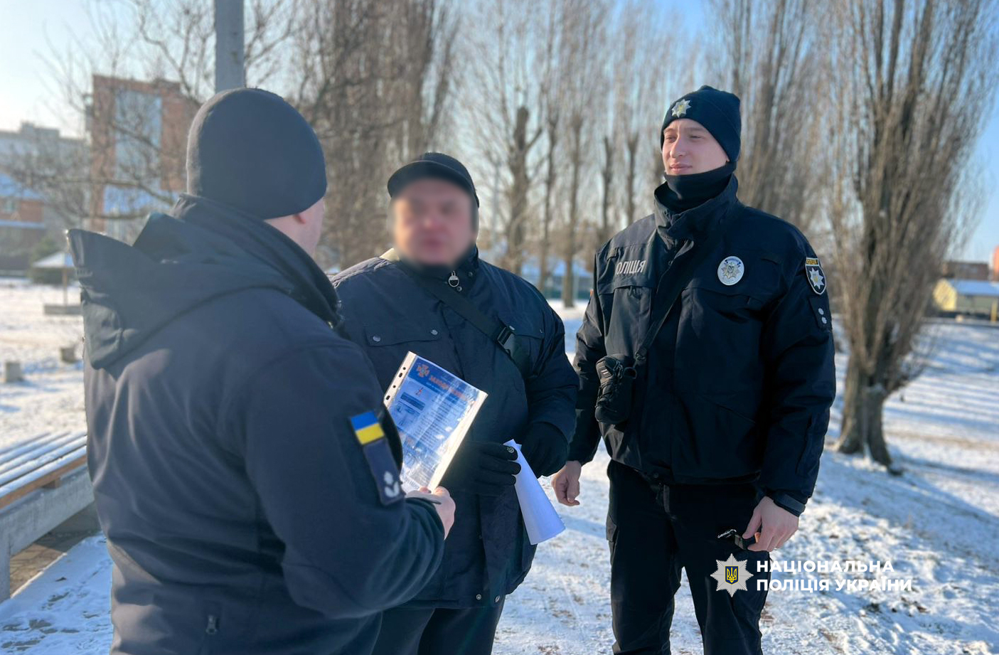 Інспектор поліції спілкується із чоловіком