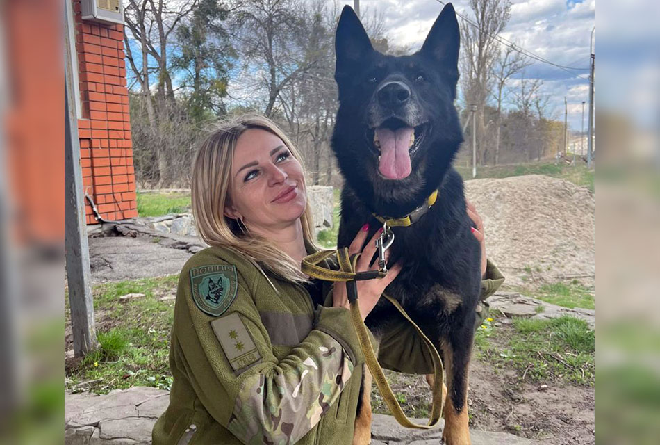 Олена Сумченко зі своїм службовим псом