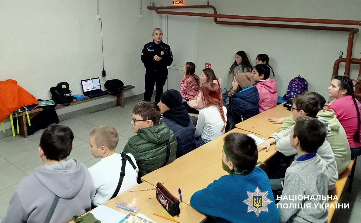 Ішспекторка говрить з дітьми