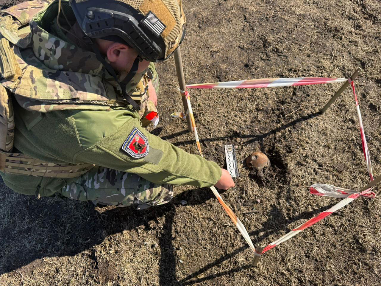 Поліцейський вибухотехнік на місці виявлення ракети