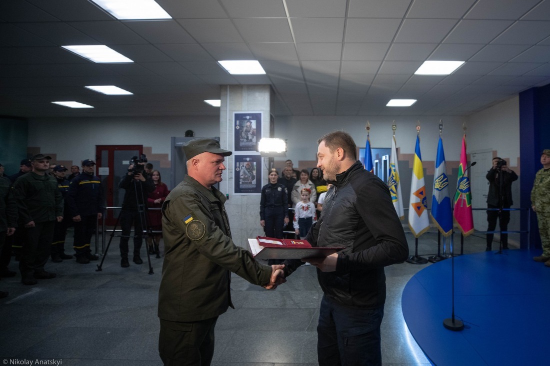 українські захисники уособлюють покрову і меч, які захищають нашу державу – денис монастирський