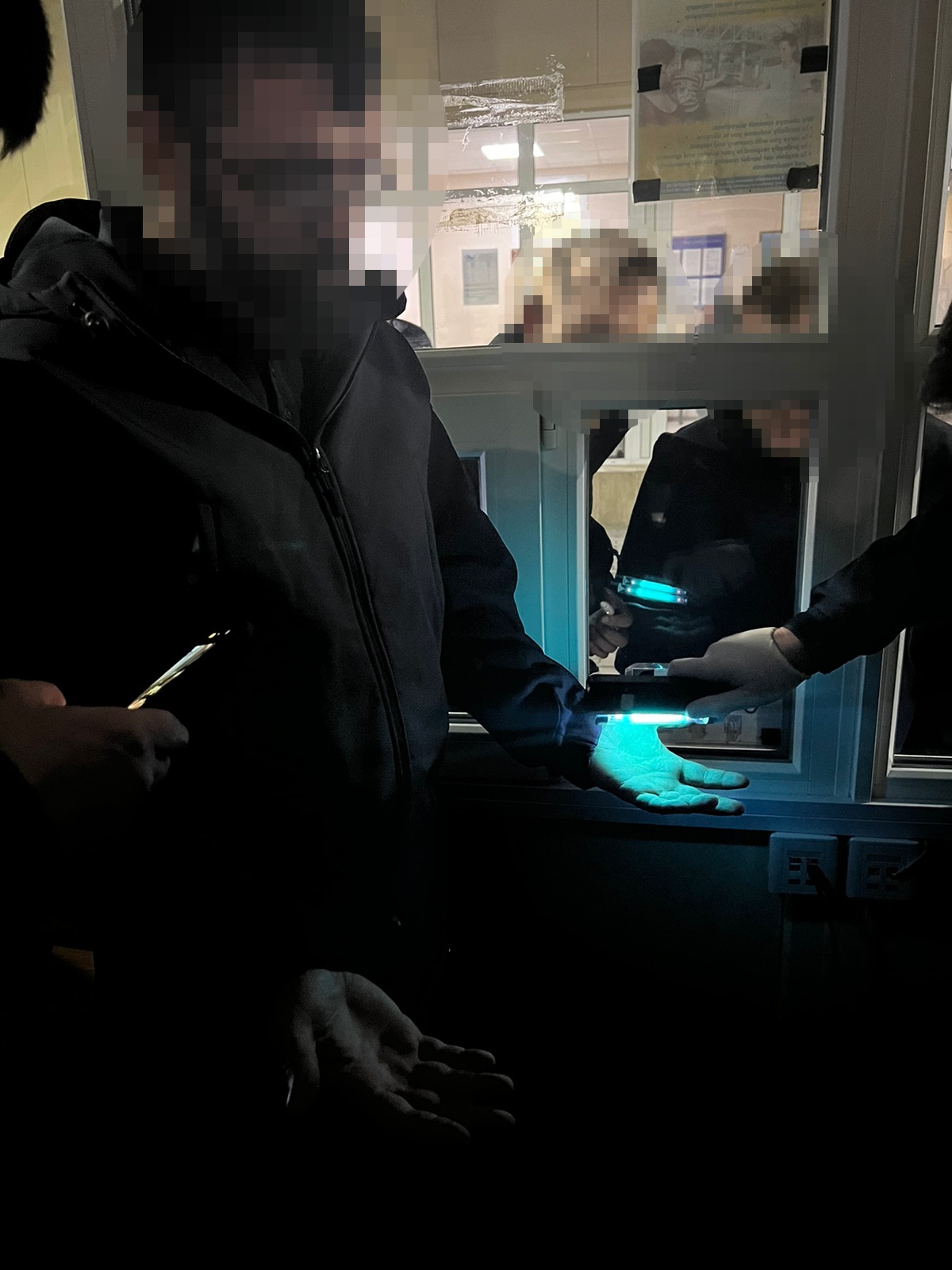 1200 доларів сша за безперешкодне ввезення генераторів та акумуляторів: в одесі затримали митника
