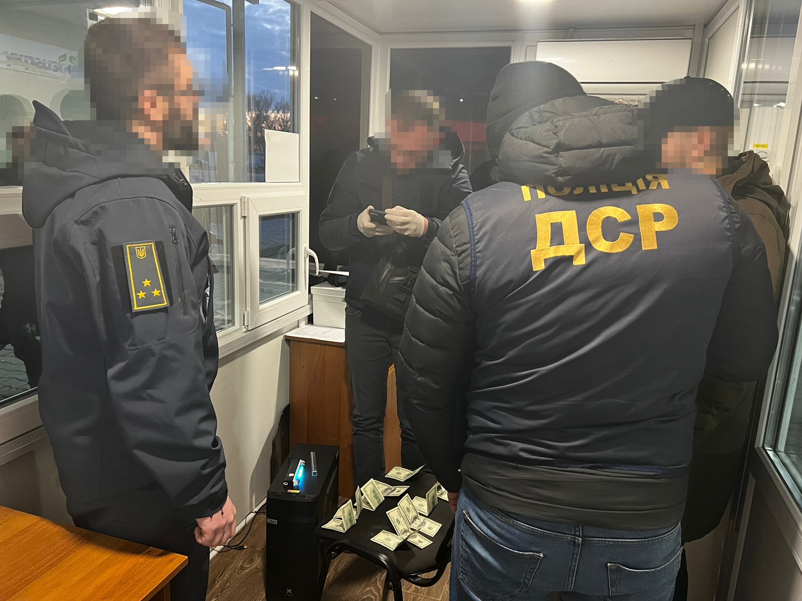 1200 доларів сша за безперешкодне ввезення генераторів та акумуляторів: в одесі затримали митника