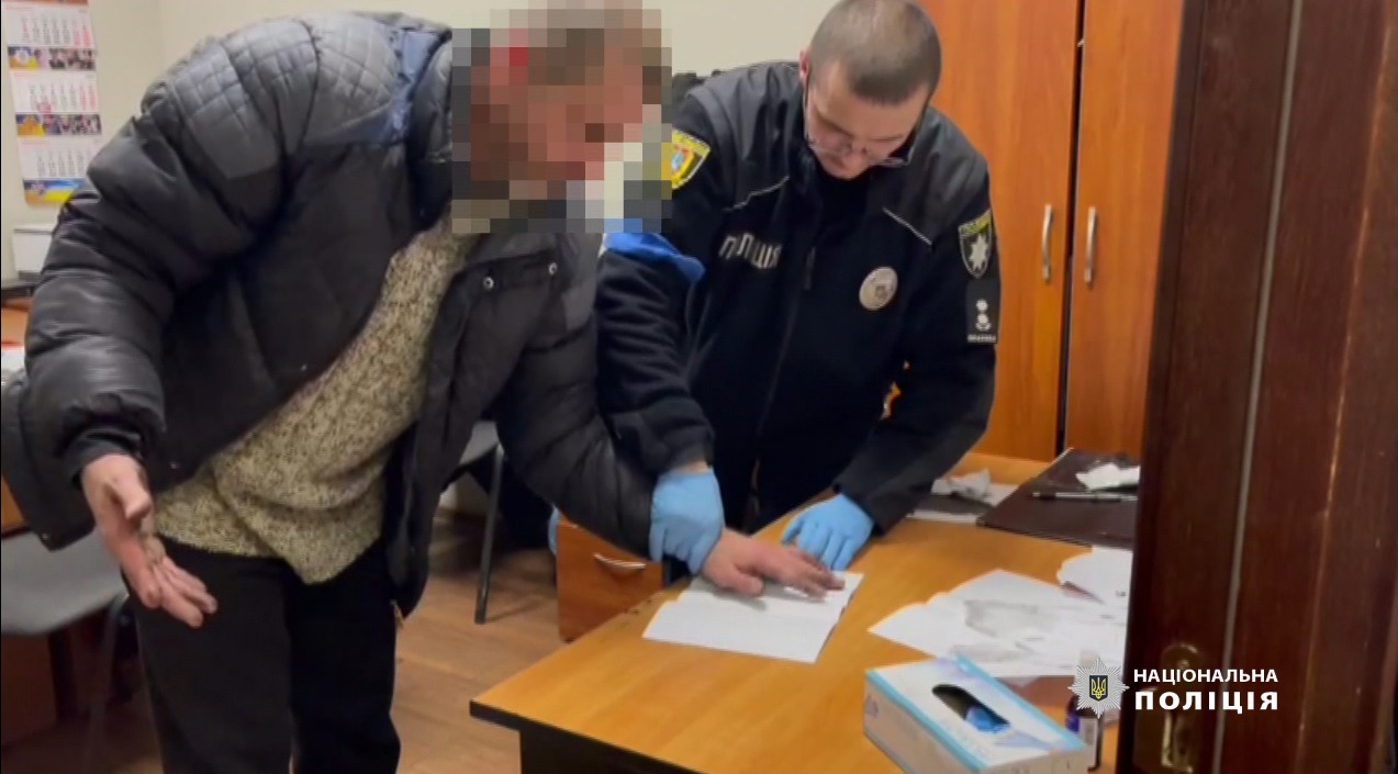 нацполіція затримала шахраїв, які від імені керівників обласних військових адміністрацій збирали гроші для військових