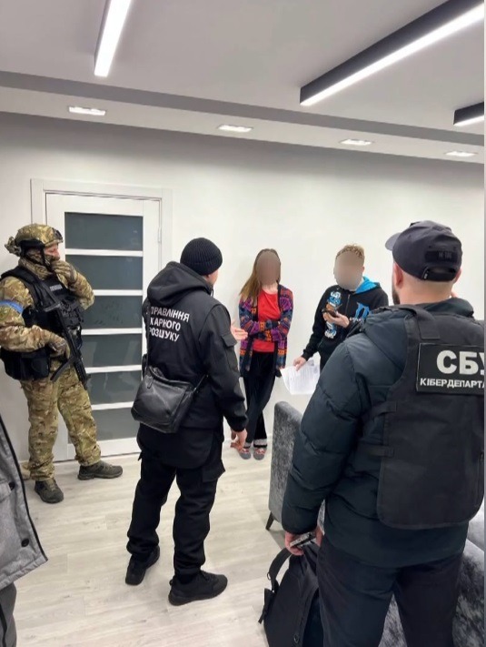 нацполіція затримала шахраїв, які від імені керівників обласних військових адміністрацій збирали гроші для військових
