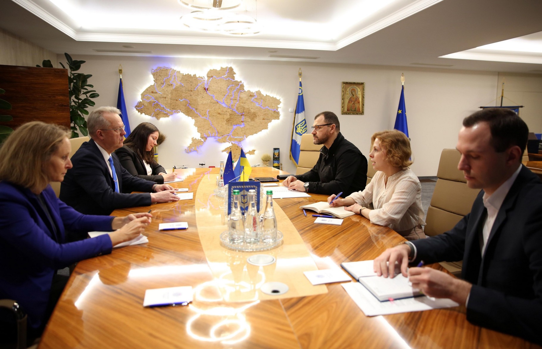 міністр внутрішніх справ україни ігор клименко провів зустріч з головою консультативної місії єс в україні антті хартікайненом