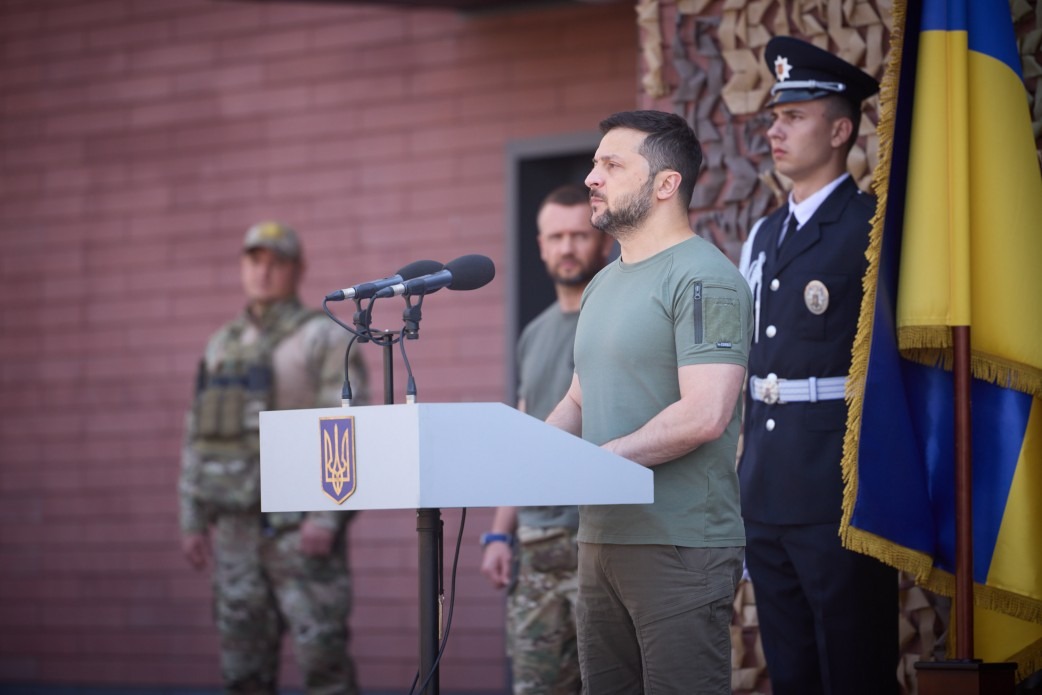 українська поліція вміє бути професійною, уміє рятувати від зла, повертати справедливість – президент на заходах з нагоди дня національної поліції