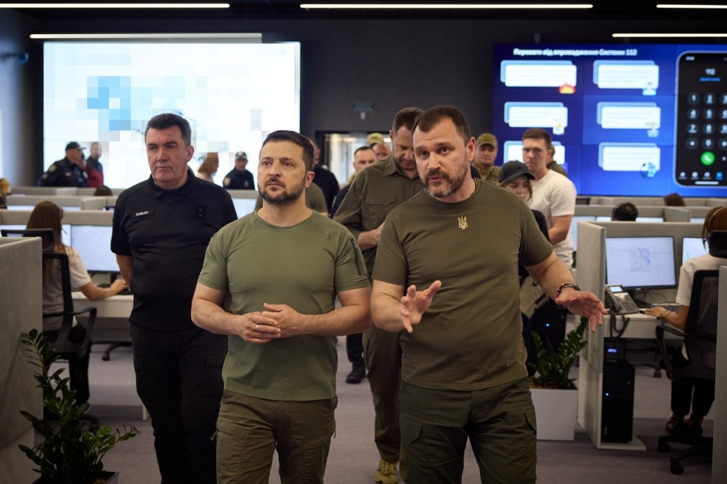 українська поліція вміє бути професійною, уміє рятувати від зла, повертати справедливість – президент на заходах з нагоди дня національної поліції