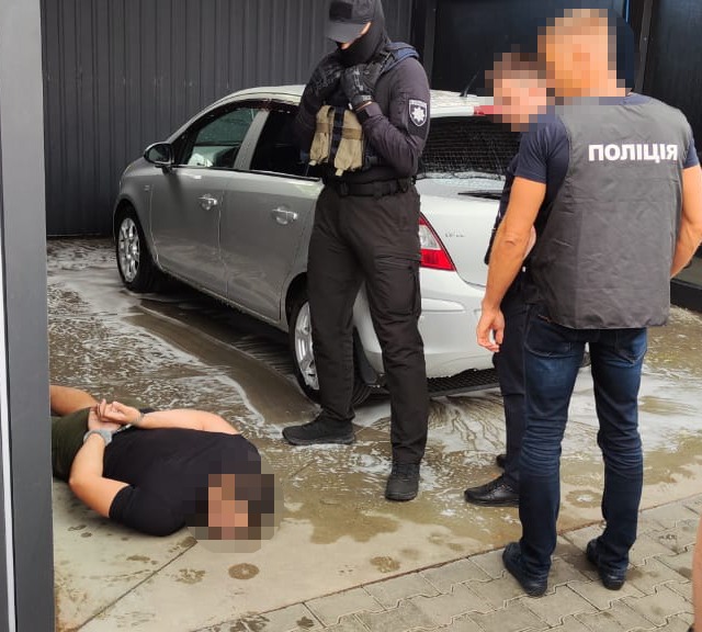 вимагав кошти за незаконне перевезення товару: на одещині поліцейські затримали митника