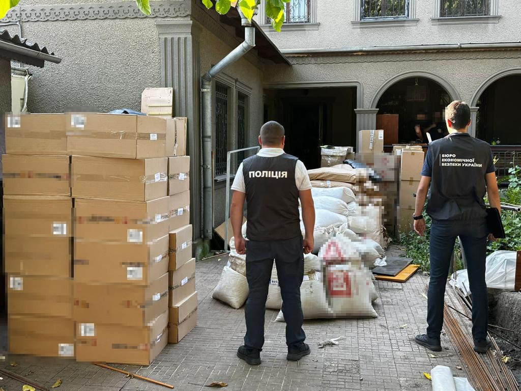 на одещині правоохоронці викрили членів злочинної групи, які організували підпільний цех із виробництва цигарок