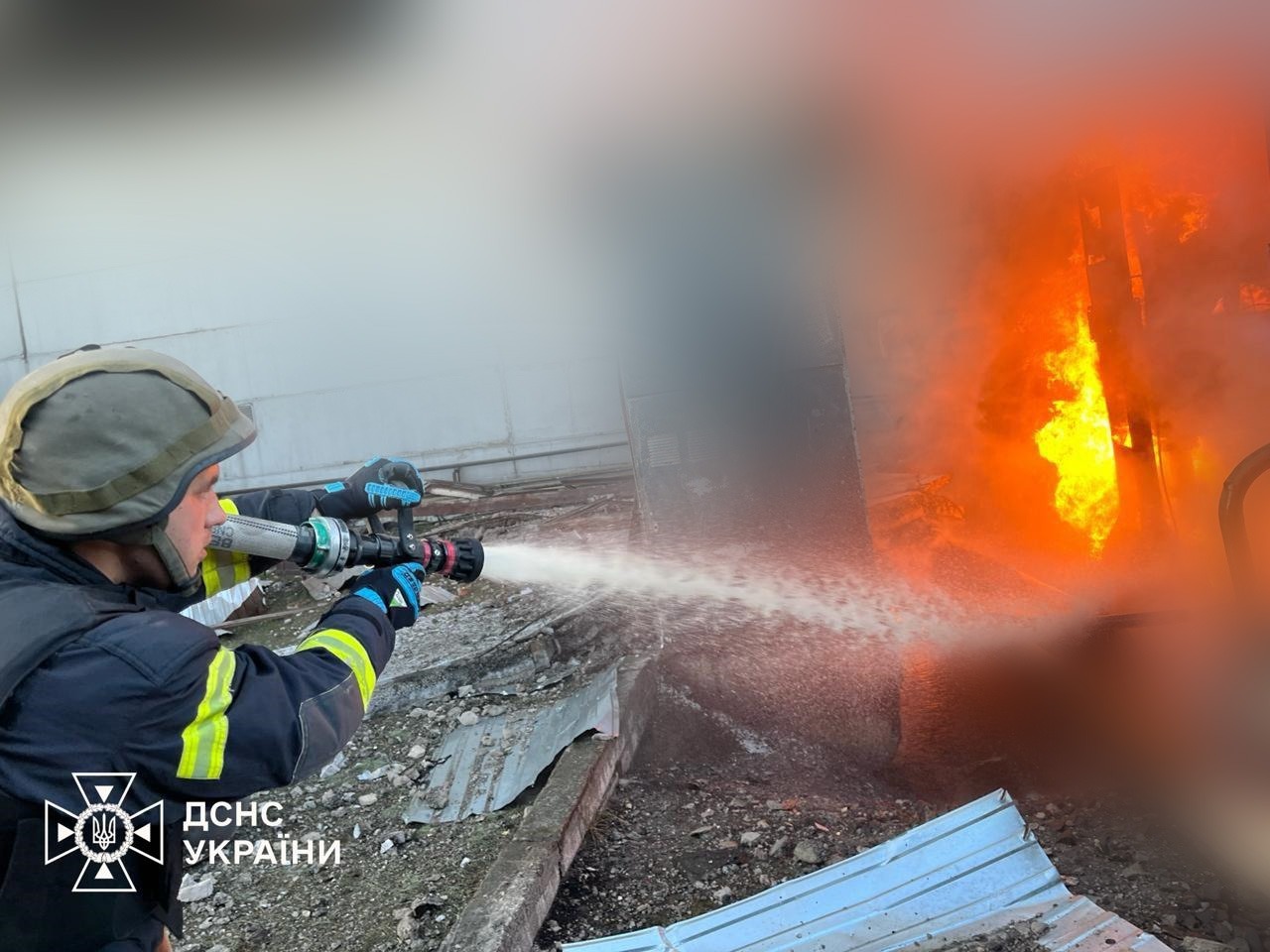 на місцях ліквідації наслідків масованого обстрілу працює понад 200 рятувальників, - ігор клименко