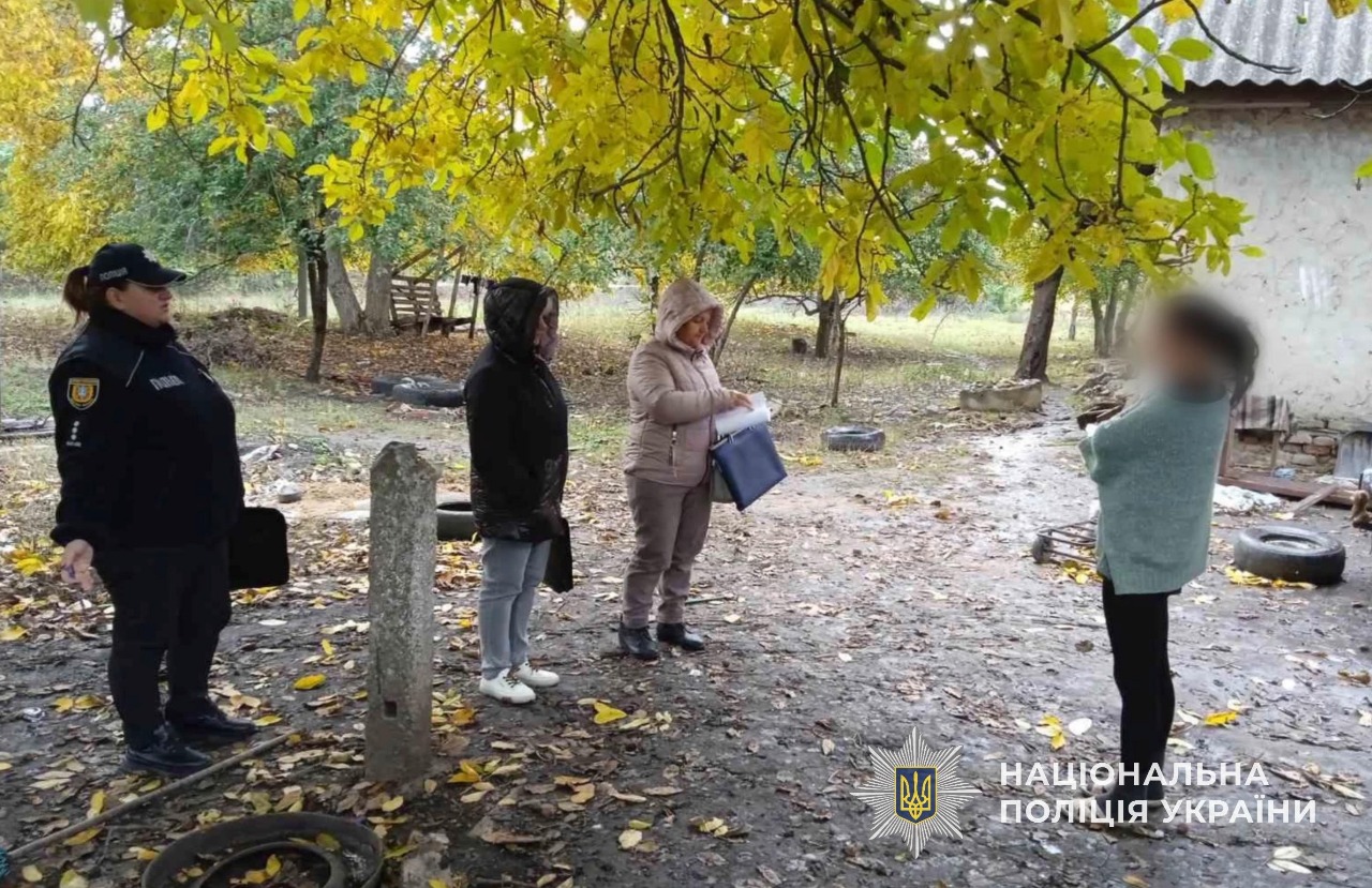 Поліцейська спільно з представниками служби у справах дітей провели обходи в одній із сімей,  які опинилися в складних життєвих обставинах