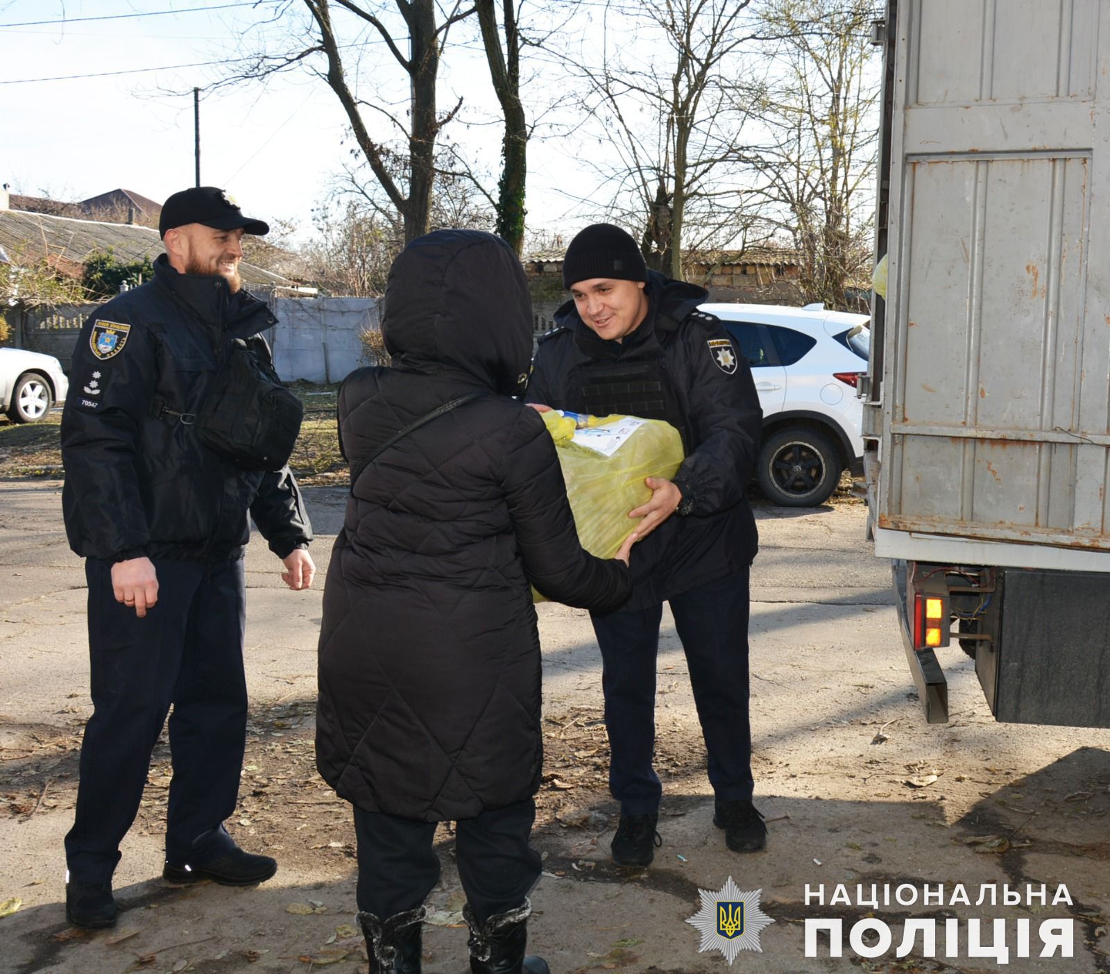 на миколаївщині поліцейські разом із волонтерами роздавали гуманітарну допомогу жителям деокупованих територій
