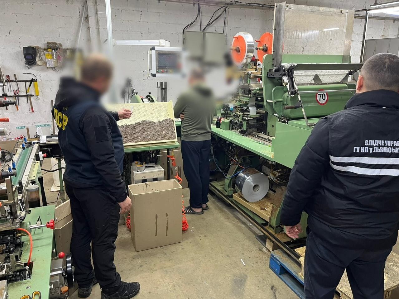 виготовляли до 20 000 пачок цигарок на добу: на львівщині організаторам підпільного бізнесу повідомили про підозру