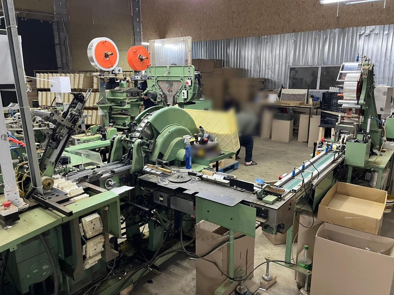 виготовляли до 20 000 пачок цигарок на добу: на львівщині організаторам підпільного бізнесу повідомили про підозру