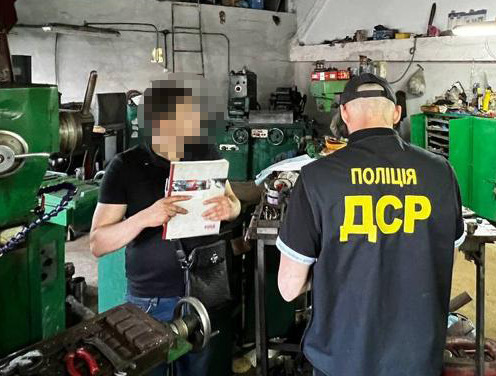 організували незаконне виробництво неякісних глушників до зброї: львівські поліцейські повідомили підозру учасникам злочинної групи