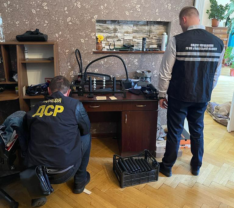організували незаконне виробництво неякісних глушників до зброї: львівські поліцейські повідомили підозру учасникам злочинної групи