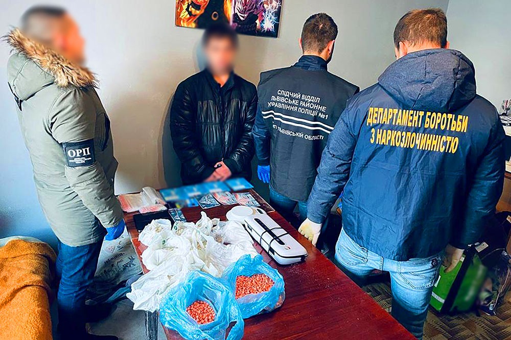 поліцейські перекрили міжнародний канал постачання психотропів до україни та вилучили «товар» на майже 16 мільйонів гривень