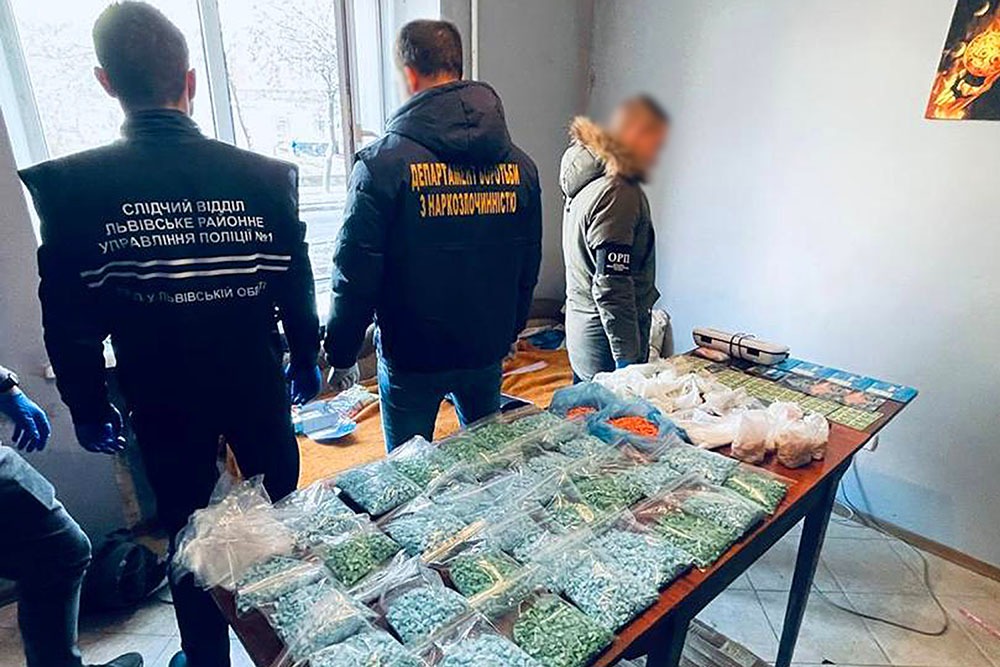 поліцейські перекрили міжнародний канал постачання психотропів до україни та вилучили «товар» на майже 16 мільйонів гривень