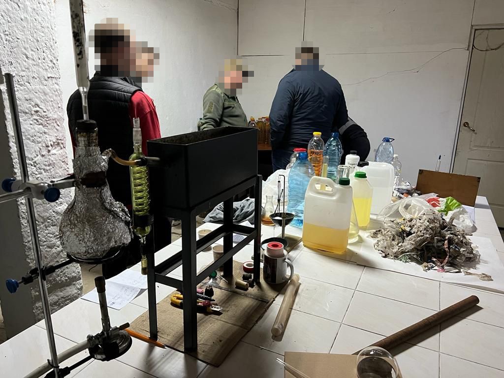 організували підпільне виробництво пального у промислових масштабах: на львівщині поліцейські викрили злочинну групу організували підпільне виробництво пального у промислових масштабах: на львівщині поліцейські викрили злочинну групу