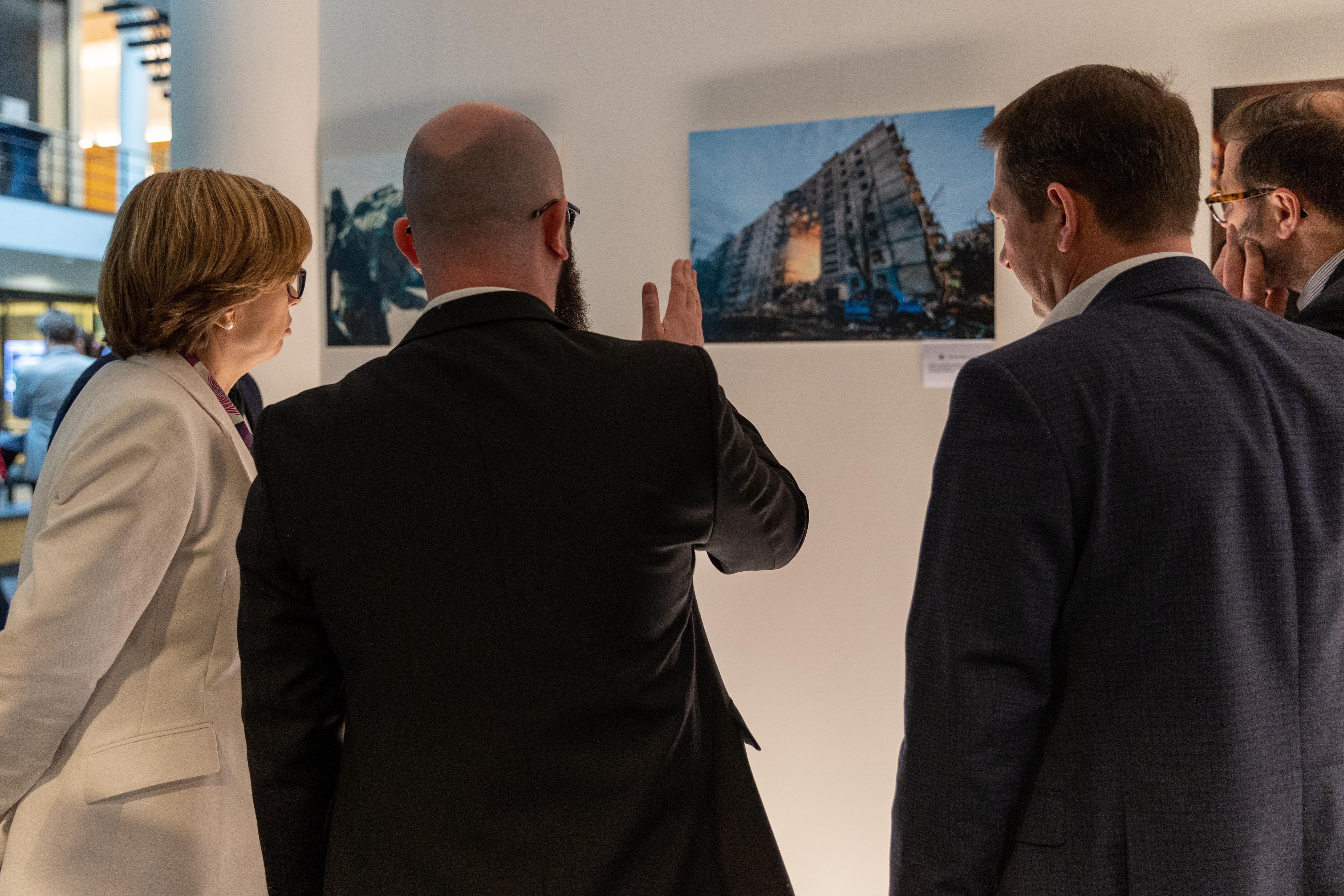 у штаб-квартирі європолу в гаазі відкрили фотовиставку «війна очима поліції» у штаб-квартирі європолу в гаазі відкрили фотовиставку «війна очима поліції»