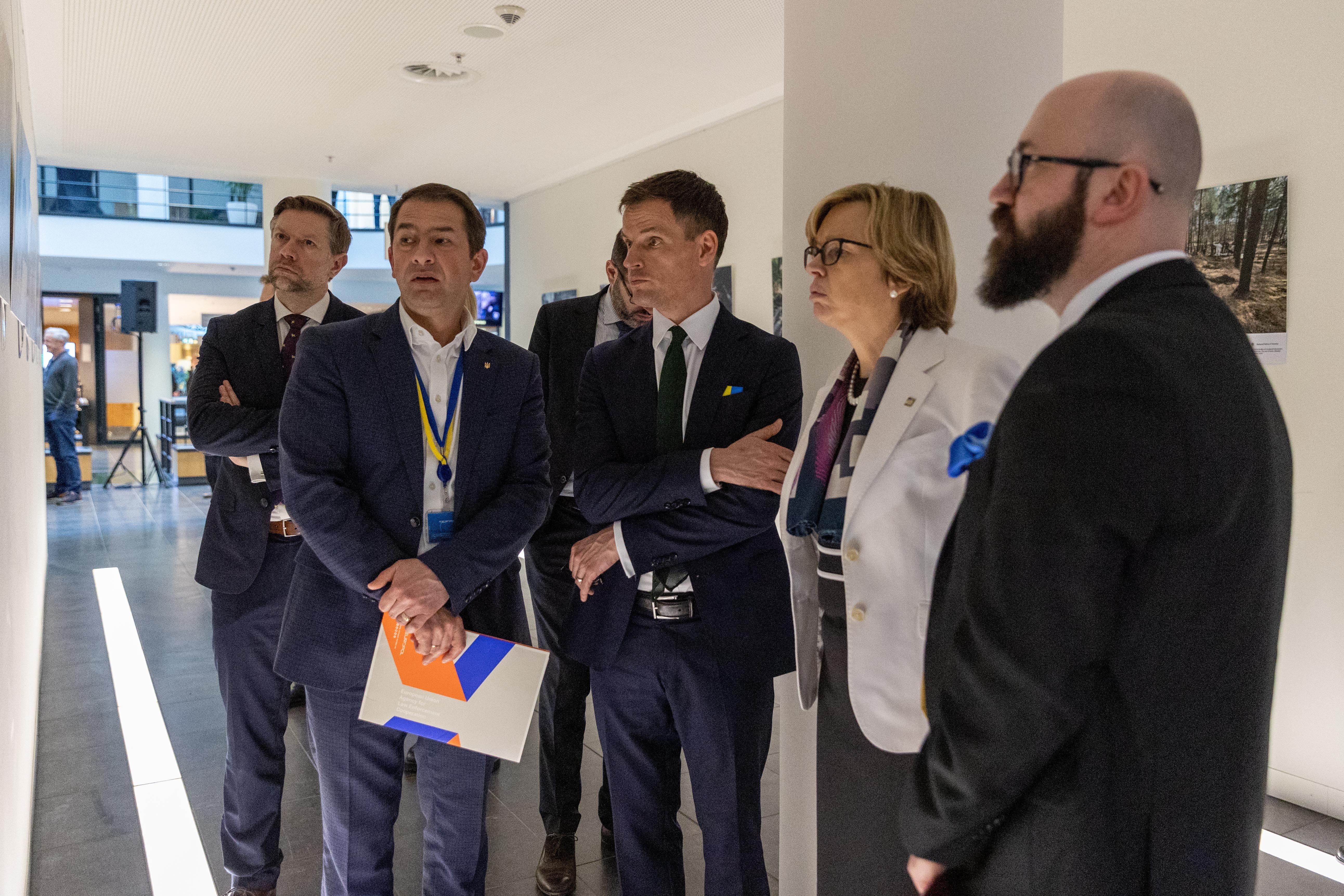 у штаб-квартирі європолу в гаазі відкрили фотовиставку «війна очима поліції» у штаб-квартирі європолу в гаазі відкрили фотовиставку «війна очима поліції»