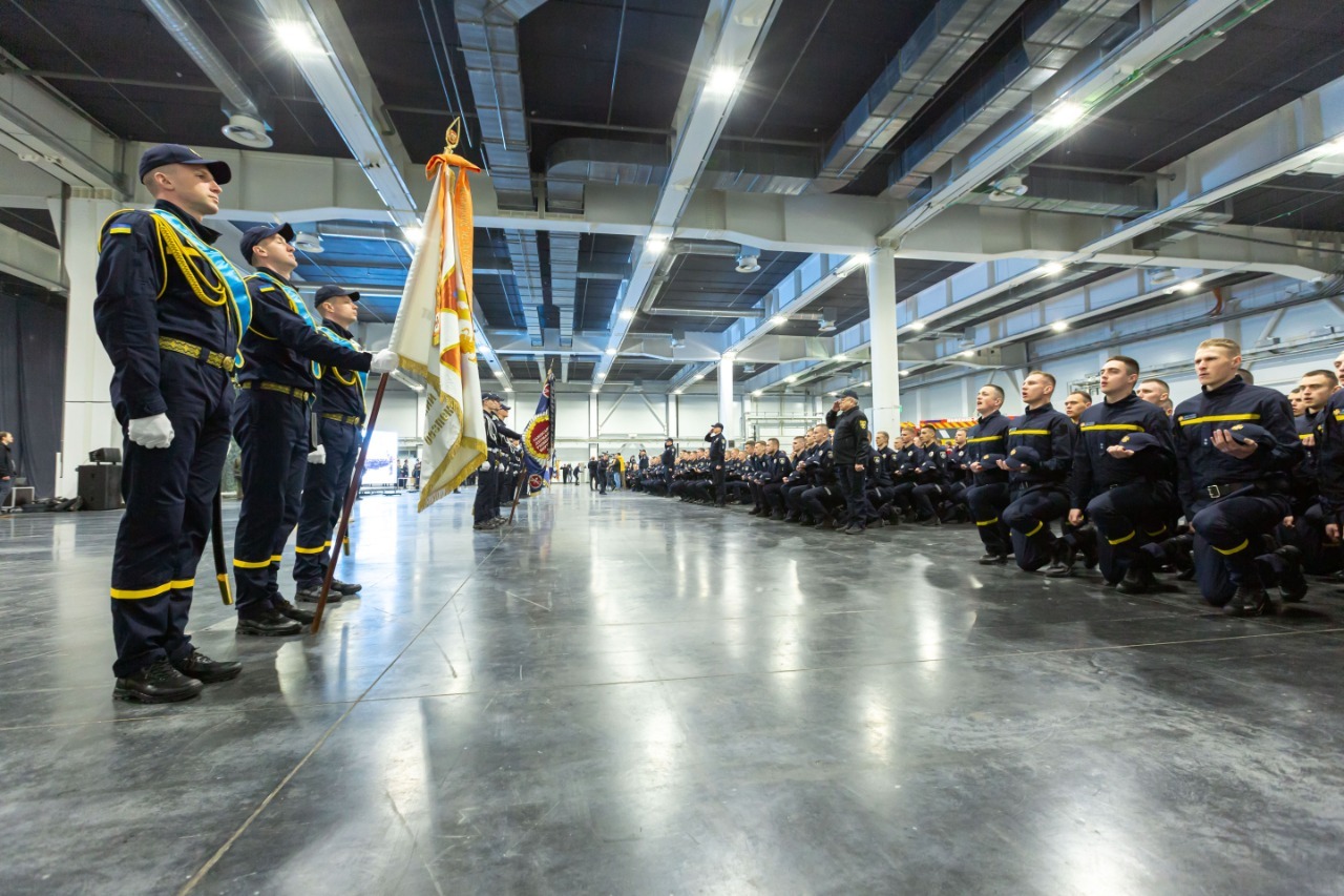 володимир зеленський: кожен, хто обирає професію правоохоронця чи рятувальника, отримує можливість робити україну сильнішою