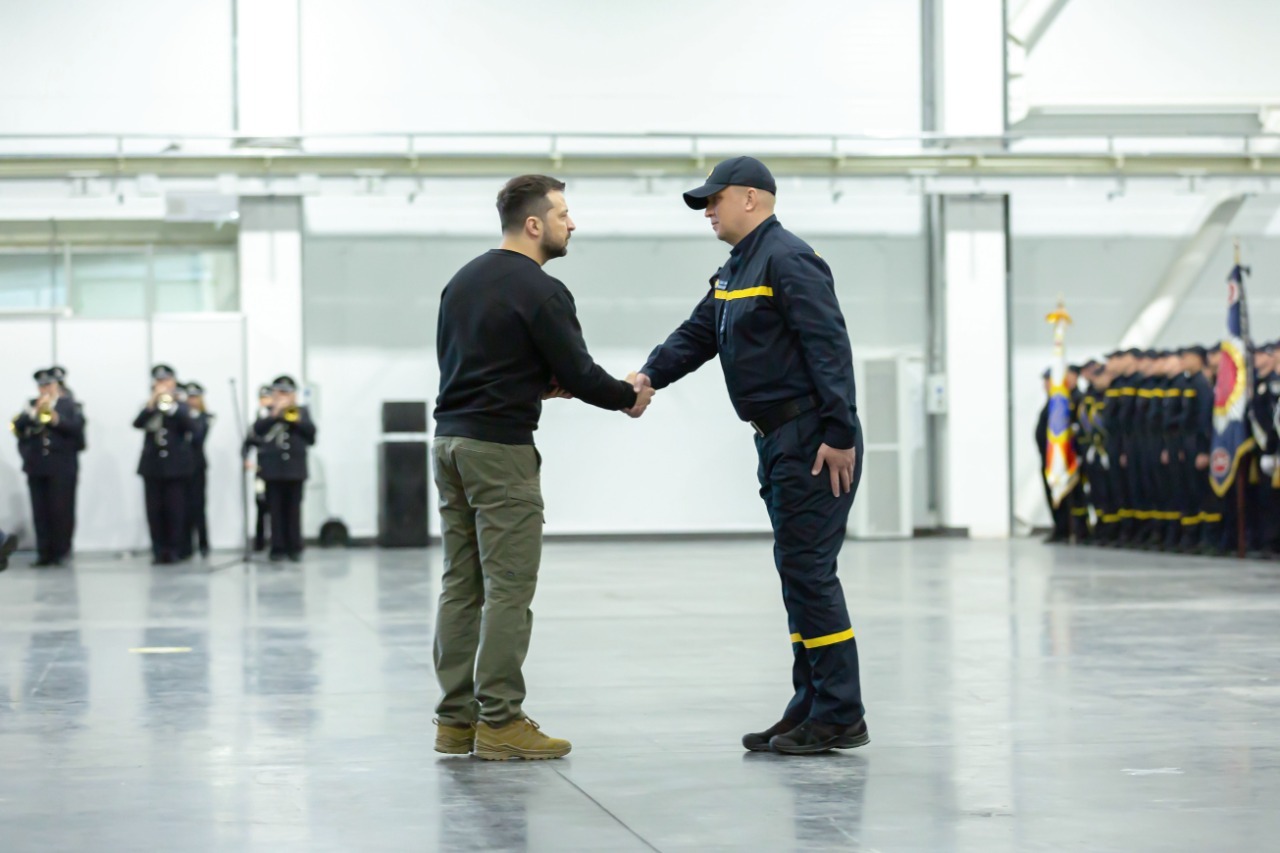 володимир зеленський: кожен, хто обирає професію правоохоронця чи рятувальника, отримує можливість робити україну сильнішою